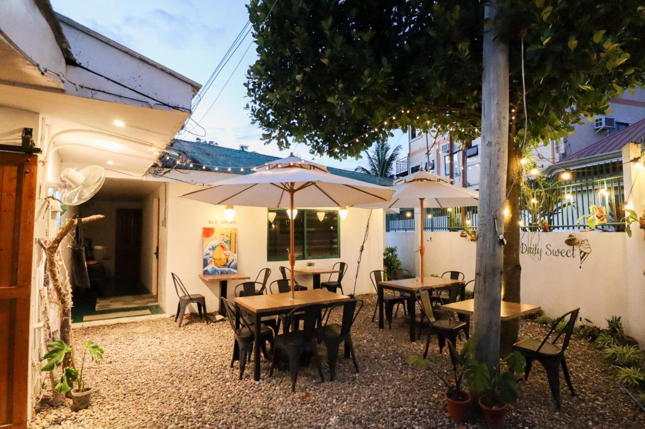 Ocean Breeze Hostel By Daily Sweet Moalboal Exterior photo