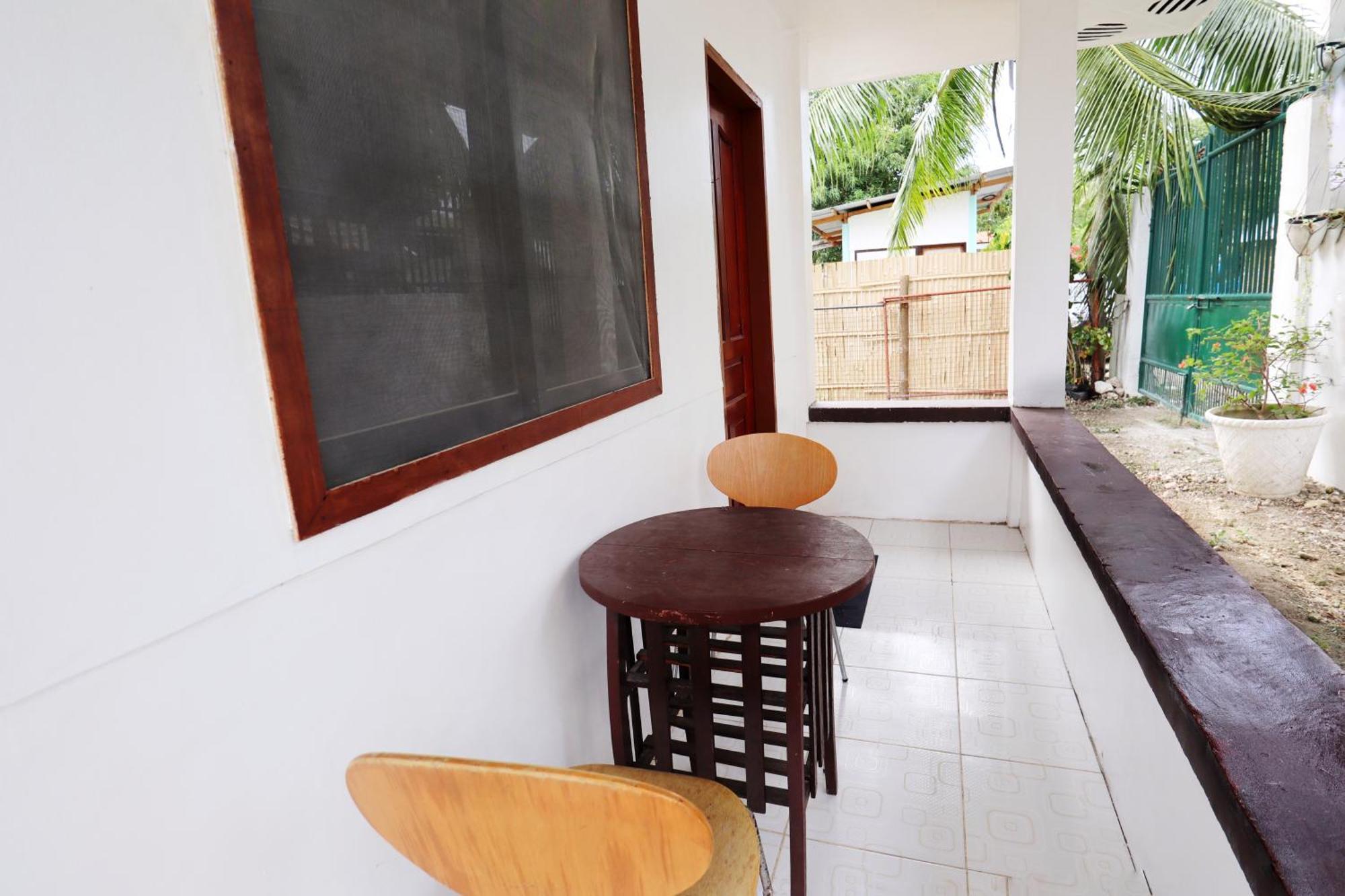 Ocean Breeze Hostel By Daily Sweet Moalboal Exterior photo